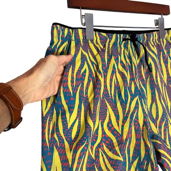 Maamgic 6 Inch Yellow Flame Hybrid Shorts Mens Large Pull-On Abstract Print - Picture 3 of 8